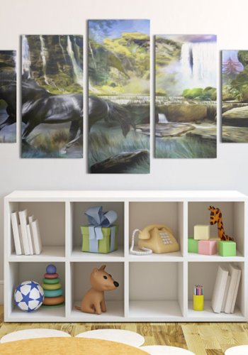 ARTGEIST Black horse - Billede af sort hest foran et vandfald trykt p lrred - Flere strrelser