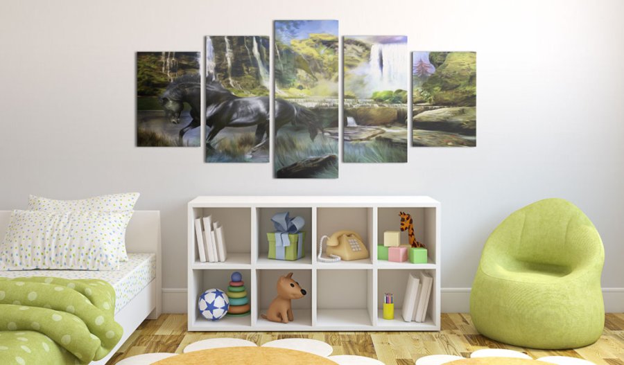 ARTGEIST Black horse - Billede af sort hest foran et vandfald trykt p lrred - Flere strrelser