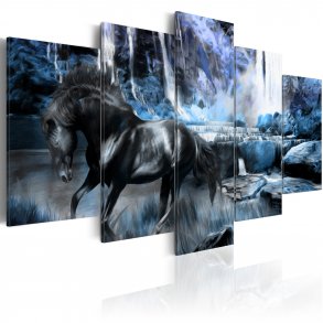 ARTGEIST Azure waterfall - Billede af sort hest foran et vandfald trykt p lrred - Flere strrelser