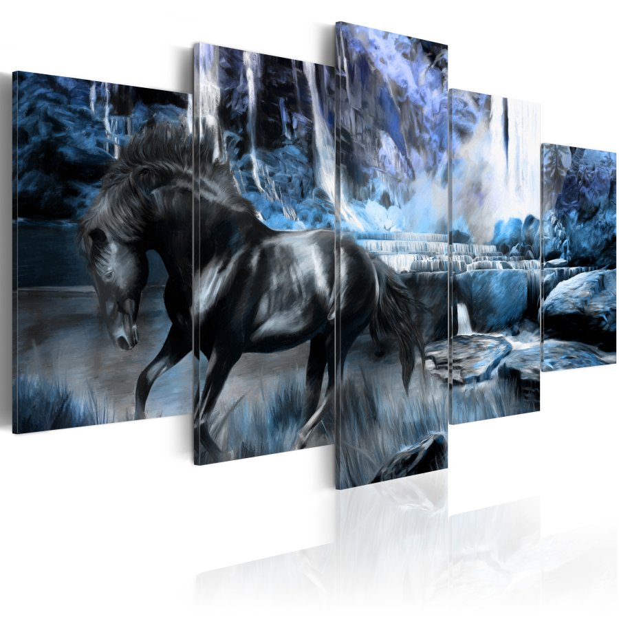ARTGEIST Azure waterfall - Billede af sort hest foran et vandfald trykt p lrred - Flere strrelser