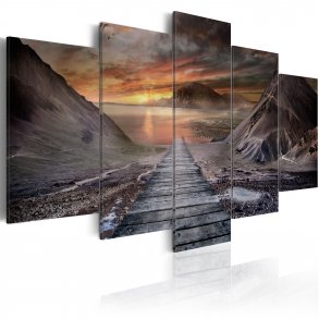 ARTGEIST - Billede at sti mellem to bjerge i dystert terrn trykt p lrred - Flere strrelser