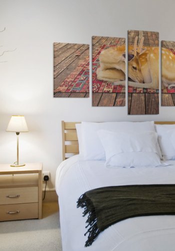 ARTGEIST Domestication - Billede af rdyr der ligger p et tppe trykt p lrred - Flere strrelser