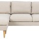 ACT NORDIC Milly 2 pers. sofa med chaiselong, vendbar - beige stof og natur gummitr