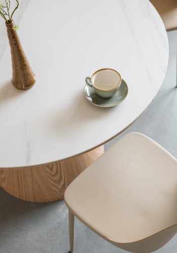 WHITE LABEL LIVING Almira spisebord, rund - snehvid mat sintret sten og egetr papirfinér (115)