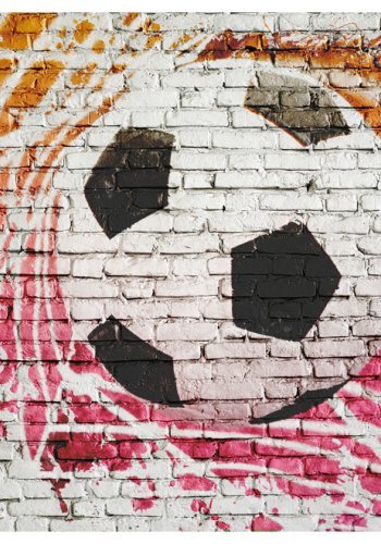 ARTGEIST Fototapet af fodbold p mursten - Street football (flere strrelser)