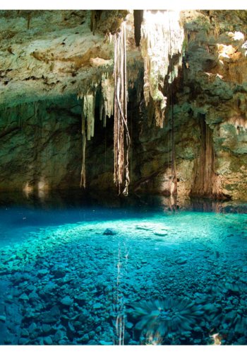 ARTGEIST Fototapet med motiv af solstrle p vand i grotte med drypsten (flere strrelser)