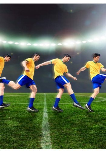 ARTGEIST Fototapet med motiv af fodboldspiller i fodboldkamp p fodboldstadion (flere strrelser)