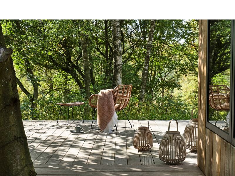 VILLA COLLECTION Sokna skammel, rektangulr - natur rattan og sort metal (53x33)
