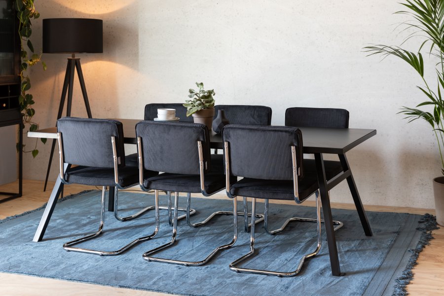 ZUIVER Ridge Rib Kink spisebordsstol, stabelbar - sort fljl og slv krom