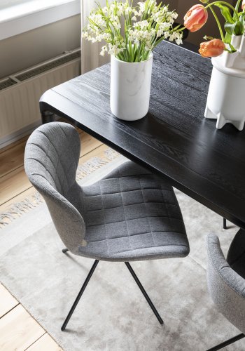 ZUIVER OMG spisebordsstol - lysegr polyester og sort jern