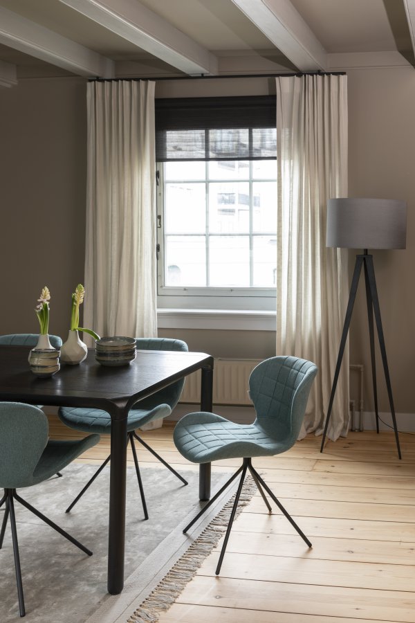 ZUIVER OMG spisebordsstol - bl polyester og sort jern