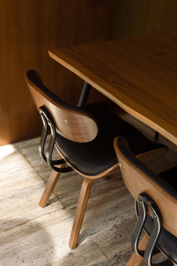 DUTCHBONE Blackwood spisebordsstol - sort og valnddefarvet asketr