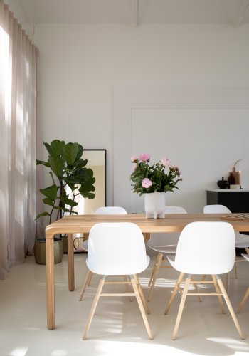 ZUIVER Albert Kuip spisebordsstol - hvid plastik og natur asketr