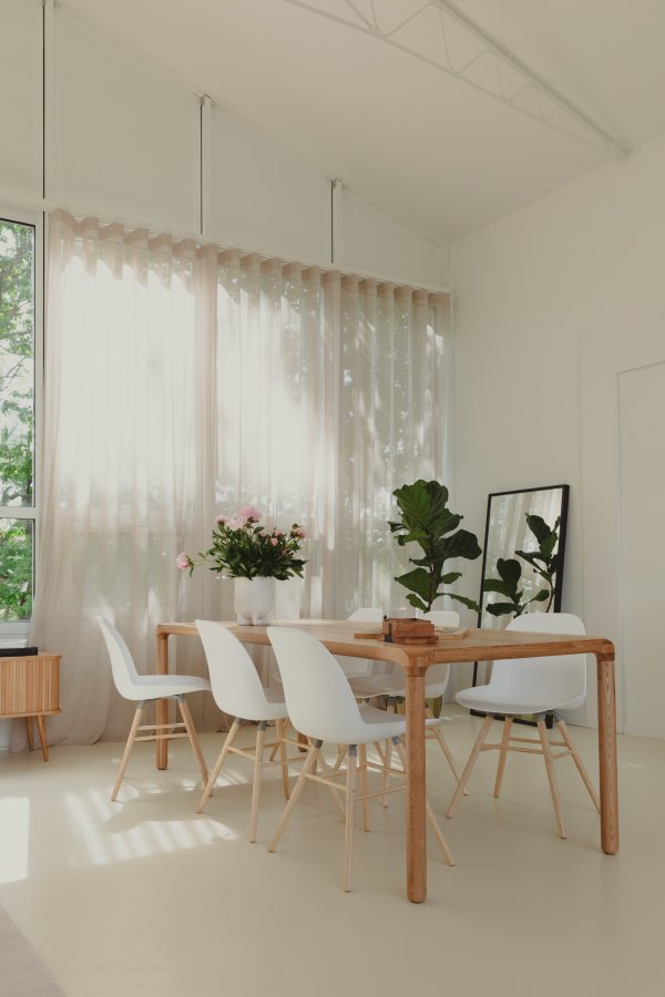 ZUIVER Albert Kuip spisebordsstol - hvid plastik og natur asketr