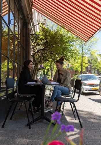 ZUIVER Back To School havestol, stabelbar - sort aluminium