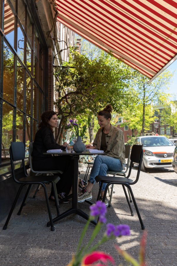 ZUIVER Back To School havestol, stabelbar - sort aluminium