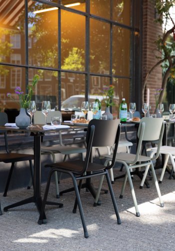 ZUIVER Back To School havestol, stabelbar - sort aluminium