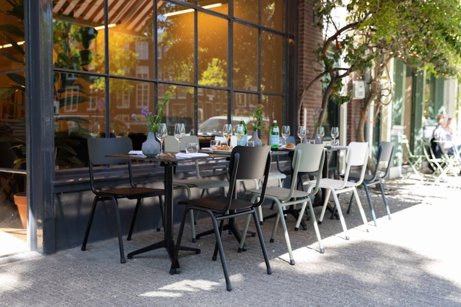 ZUIVER Back To School havestol, stabelbar - sort aluminium