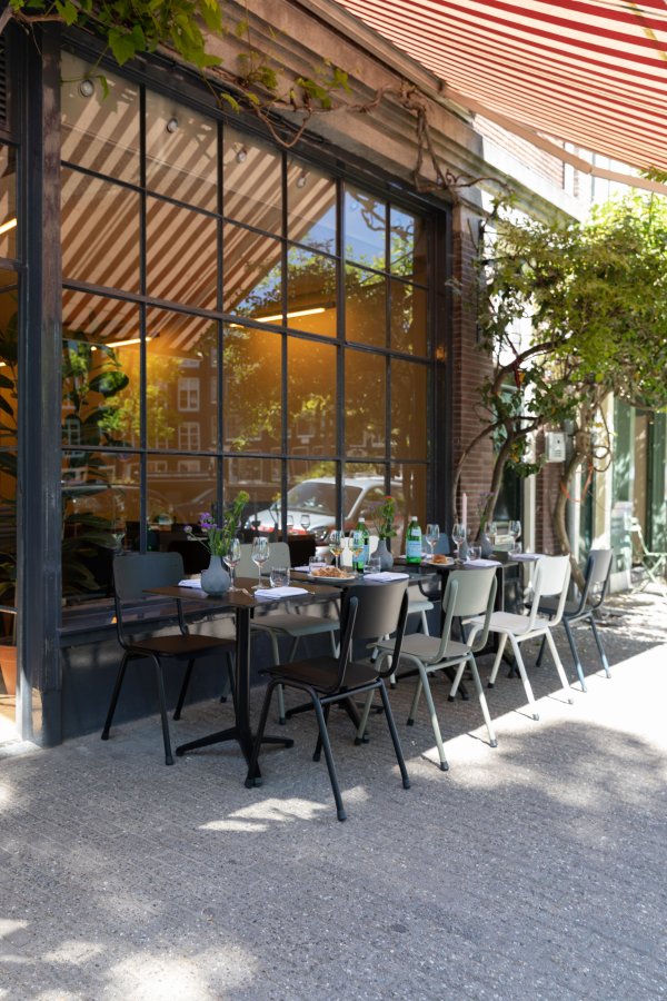 ZUIVER Back To School havestol, stabelbar - sort aluminium