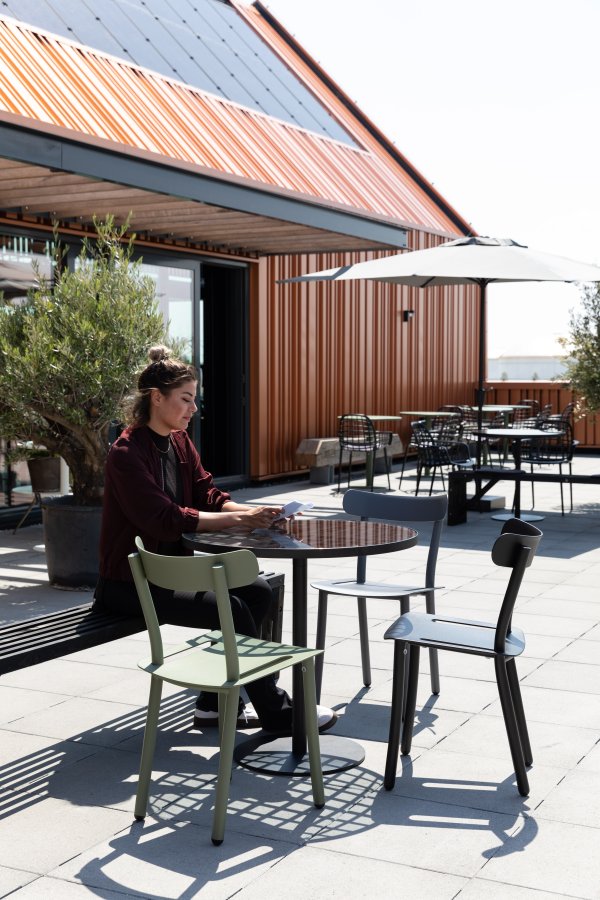 ZUIVER Friday havestol - sort aluminium