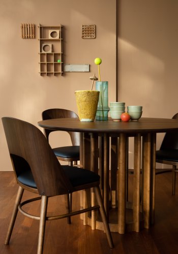 DUTCHBONE Talika spisebordsstol - sort PU og valnddefarvet finér/gummitr