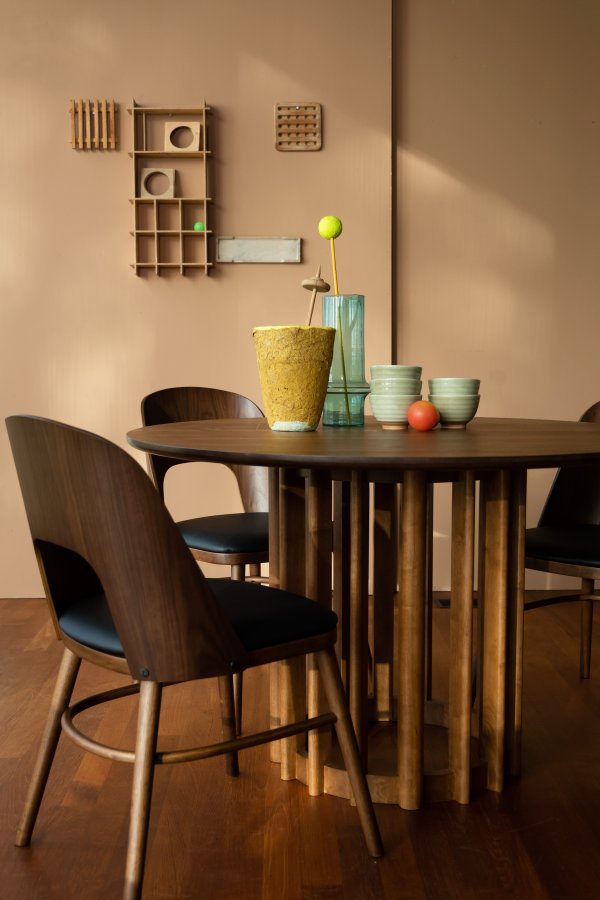 DUTCHBONE Talika spisebordsstol - sort PU og valnddefarvet finér/gummitr