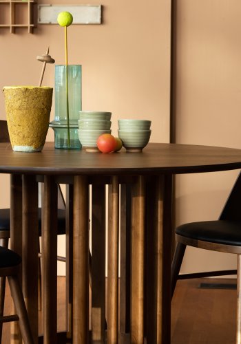 DUTCHBONE Talika spisebordsstol - sort PU og valnddefarvet finér/gummitr