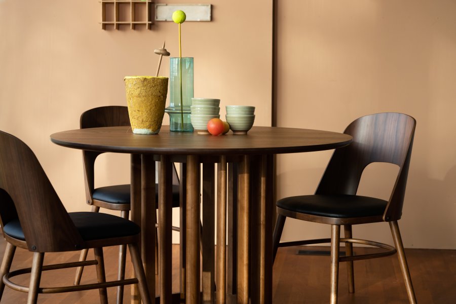 DUTCHBONE Talika spisebordsstol - sort PU og valnddefarvet finér/gummitr