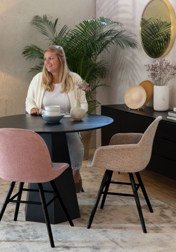 ZUIVER Albert Kuip Soft spisebordsstol - lyserd polyester og sort asketr