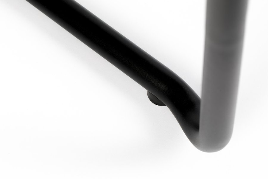 ZUIVER Thirsty spisebordsstol, stabelbar - lyserd polyethylen og sort stl