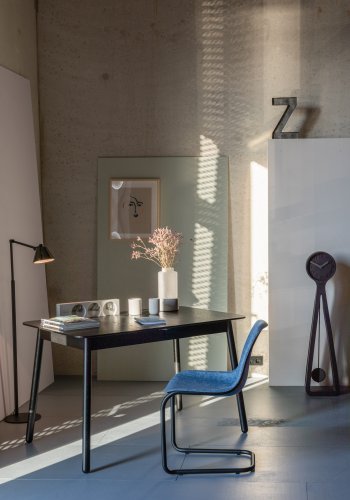 ZUIVER Thirsty spisebordsstol, stabelbar - lyserd polyethylen og sort stl