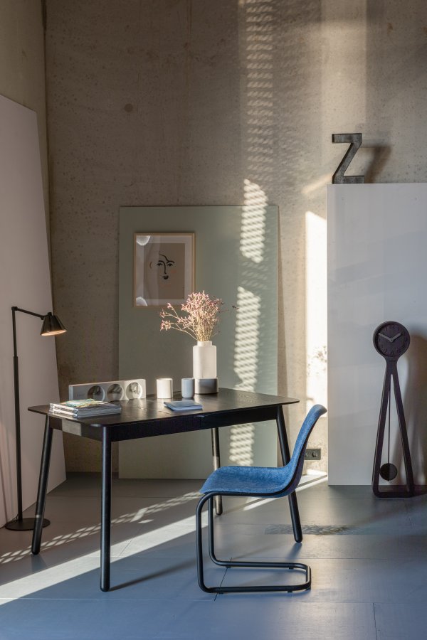 ZUIVER Thirsty spisebordsstol, stabelbar - lyserd polyethylen og sort stl