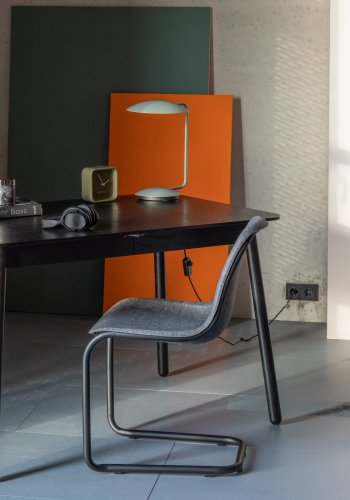 ZUIVER Thirsty spisebordsstol, stabelbar - lyserd polyethylen og sort stl