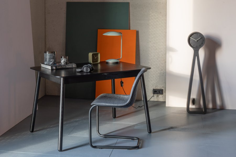 ZUIVER Thirsty spisebordsstol, stabelbar - lyserd polyethylen og sort stl