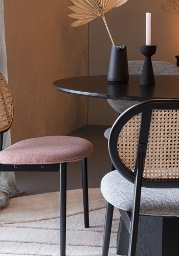 ZUIVER Spike spisebordsstol - natur rattan, lyserd polyester og sort stl