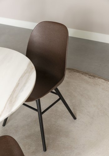 ZUIVER Albert Kuip spisebordsstol - brun plastik/genanvendt kaffegrums og sort asketr