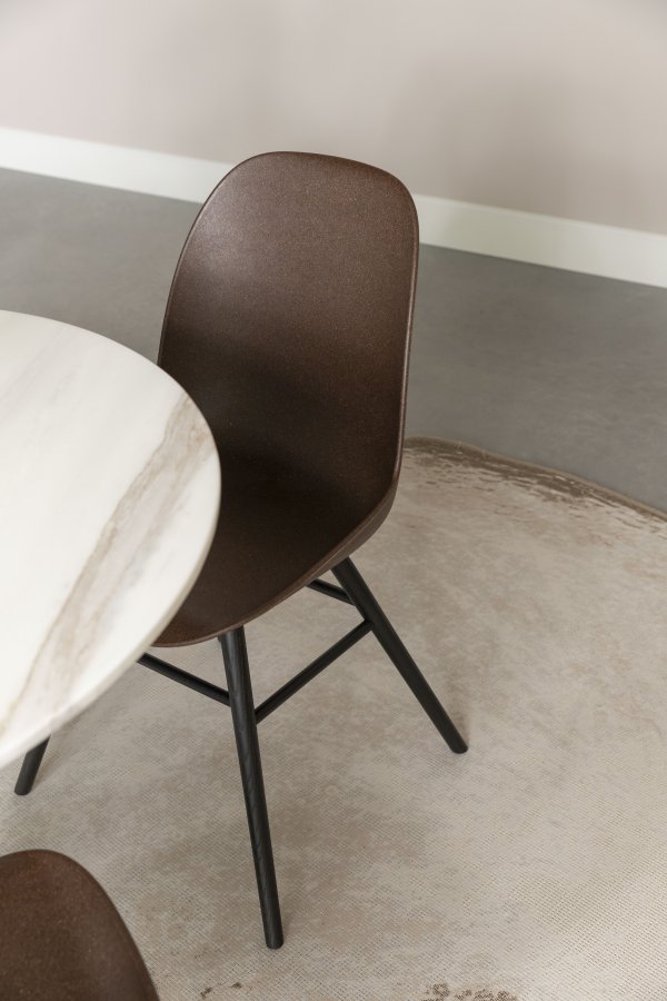 ZUIVER Albert Kuip spisebordsstol - brun plastik/genanvendt kaffegrums og sort asketr