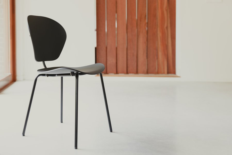 ZUIVER Ocean Pirate spisebordsstol - sort genbrugt plast fra havet og sort metal