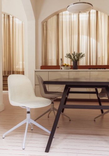 ZUIVER Albert Kuip spisebordsstol, m. drejefunktion - hvid polyester og hvid aluminium