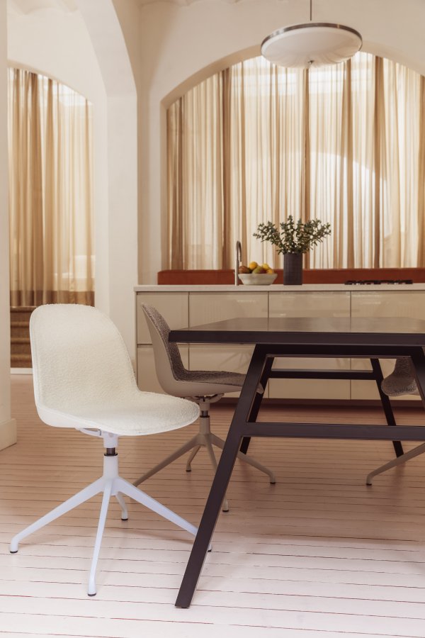 ZUIVER Albert Kuip spisebordsstol, m. drejefunktion - hvid polyester og hvid aluminium