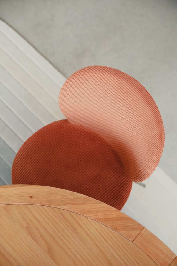 ZUIVER Bonnet spisebordsstol - terracotta fljl stof og sort metal