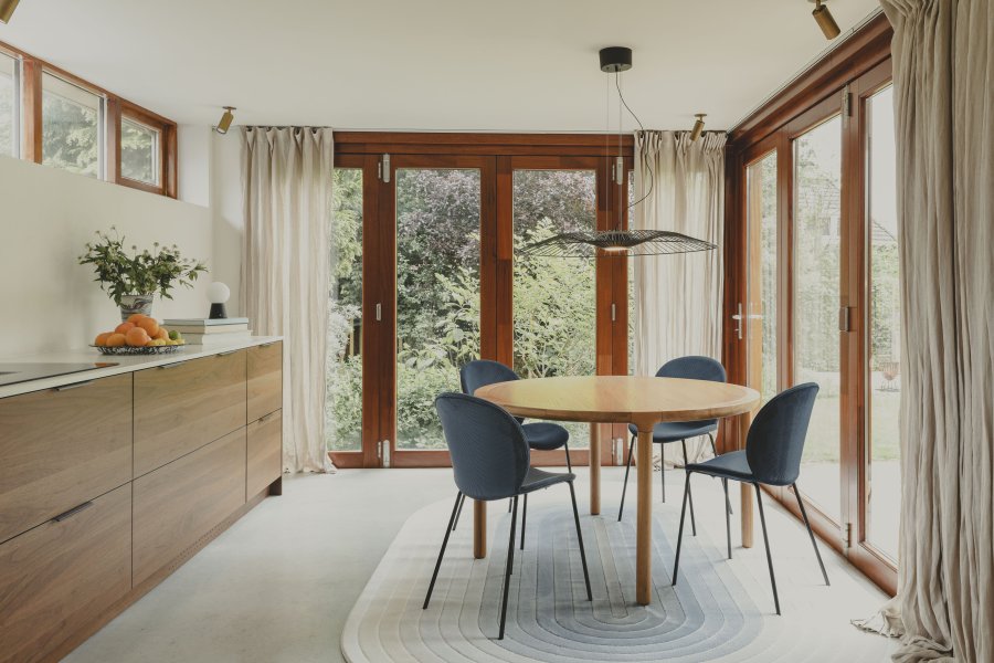 ZUIVER Bonnet spisebordsstol - grbl fljl stof og sort metal