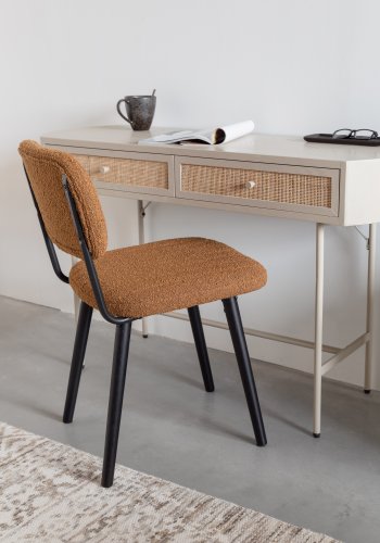 WHITE LABEL LIVING Jake spisebordsstol - okker bouclé og egetr