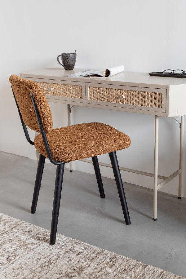 WHITE LABEL LIVING Jake spisebordsstol - okker bouclé og egetr