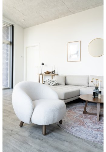 HOUSE NORDIC Savona lnestol - hvid kunstig polyester lammeskind og valnddefarvet gummitr