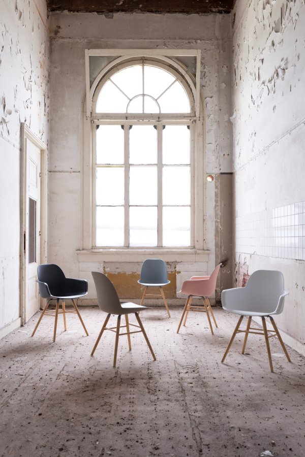 ZUIVER Albert Kuip lnestol, m. armln - hvid plastik og natur asketr