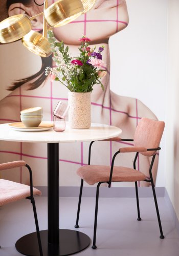 ZUIVER Benson spisebordsstol, m. armln - lyserd fljl polyester og sort stl