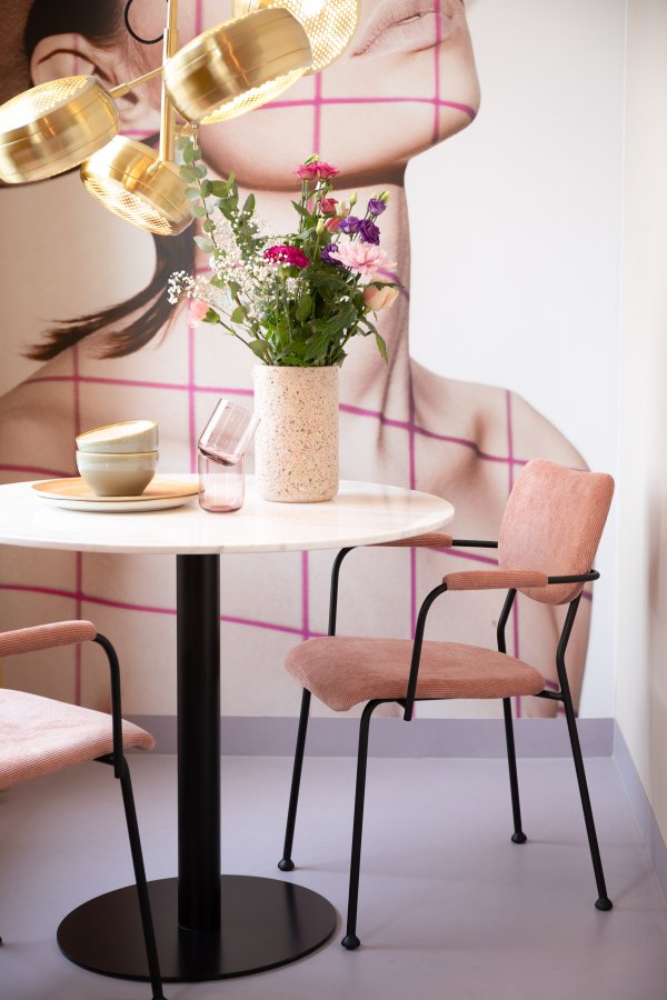 ZUIVER Benson spisebordsstol, m. armln - lyserd fljl polyester og sort stl