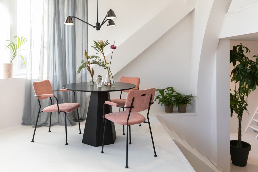 ZUIVER Benson spisebordsstol, m. armln - lyserd fljl polyester og sort stl