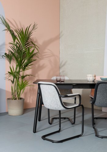 ZUIVER Thirsty spisebordsstol, m. armln, stabelbar - blended bl genbrugt PET og sort stl